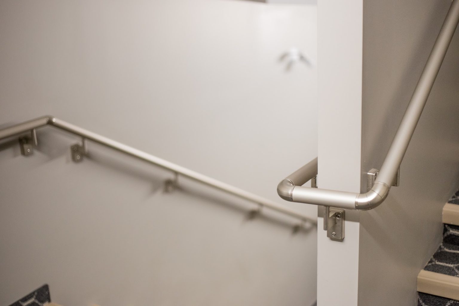 continuous silver handrail